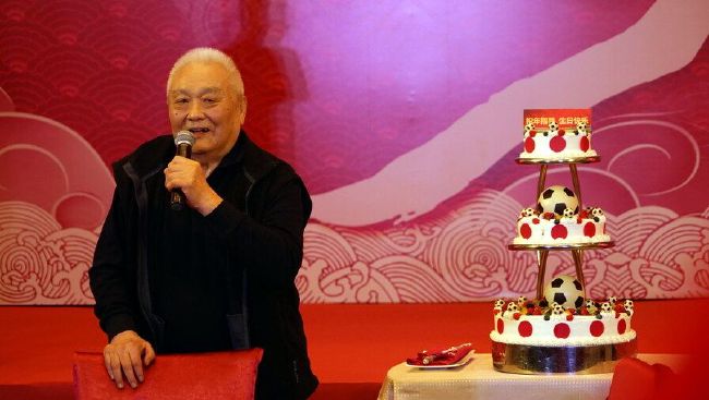 1941年9月,在一场战争中，年青的情侣克斯特亚和纳斯特亚发现本身登上了一艘驳船，将人们从被围困的列宁格勒撤离。晚上，驳船碰到风暴。当它起头下沉时，敌机——但不是救济职员——最早达到现场